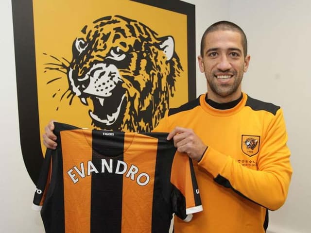 Evandro chegou no início do ano ao Hull City e participou da fraca campanha da equipe, que acabou sendo rebaixada. No Brasil, o meia já atuou por times como Palmeiras e Atlético-MG