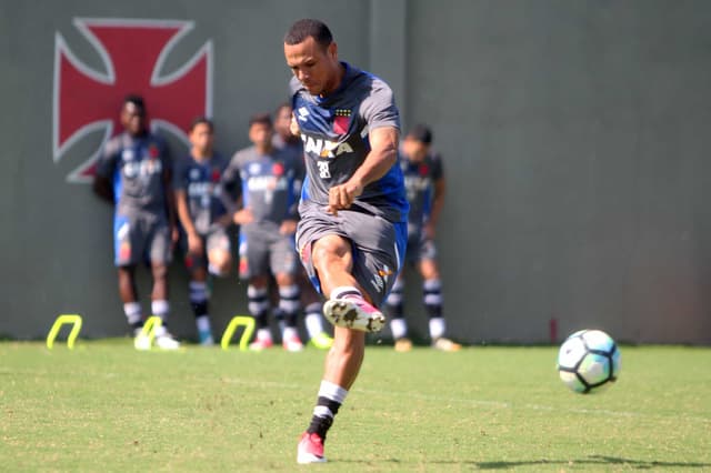 Luis Fabiano treinou em campo com o grupo e tem chances de voltar domingo