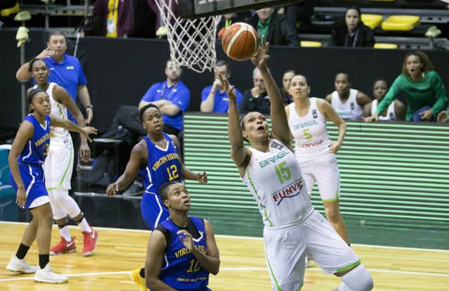 A veterana pivô Kelly sobe para recuperar o rebote na derrota do Brasil para Ilhas Virgens