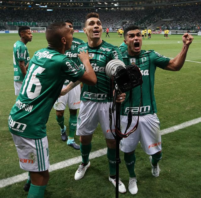 Moisés comemora seu gol contra o Barcelona com Egídio