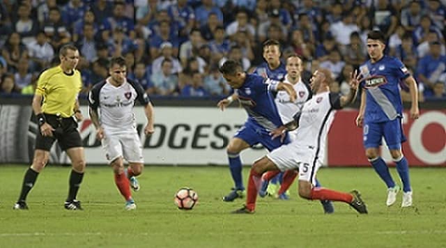 Marcos Mondaini em meio a marcação do San Lorenzo no duelo de ida