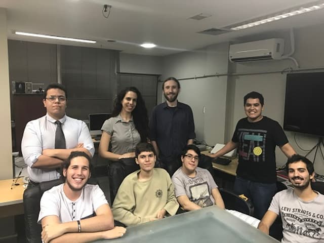 Em pé: Andrei, Carolina, Adrian e Rennan. Sentados: Bruno, Yuri, Ramon, César.