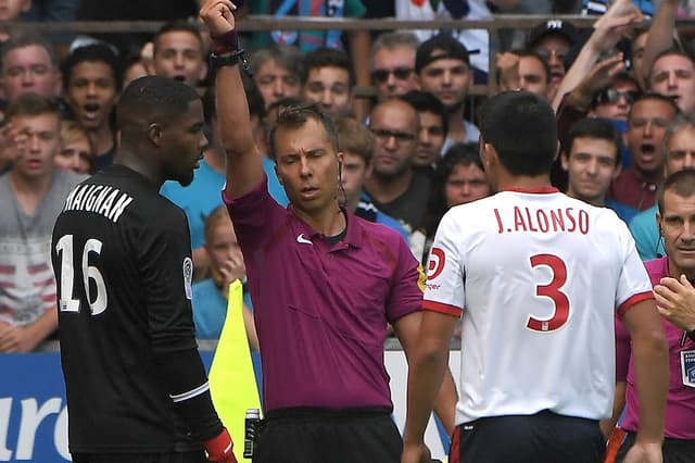 Junior Alonso (dir.) vê goleiro do Lille sendo expulso