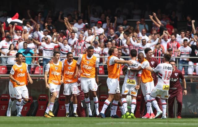 Lugano invade o gramado para comemorar gol do Hernanes