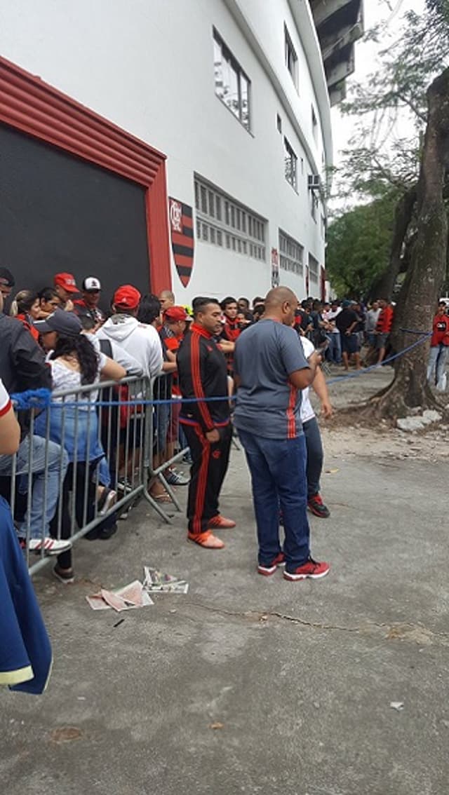 Filas de torcedores rubro-negros na Gávea