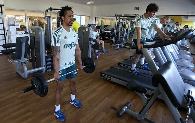 Arouca, agora de cabelo curto e cavanhaque, faz musculação