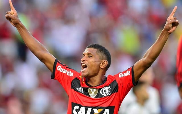 Márcio Araújo - Se Paulinho vale 40 milhões de euros, será que teria dinheiro suficiente no mundo que pague a contratação desse mito?