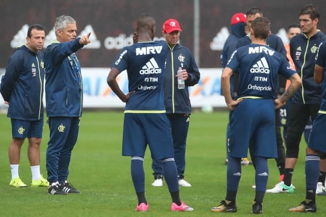 Rueda com jogadores em treino