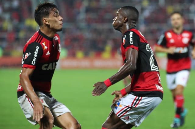 Paquetá celebra com Vinicius Júnior