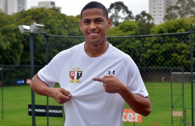 Bruno Alves com a camisa do São Paulo