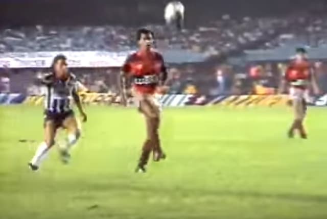 O jovem Gonçalves foi recuar uma bola para Zé Carlos e marcou contra. De 3 a 1 do Fla, a partida ficou em 3 a 3, em 1989