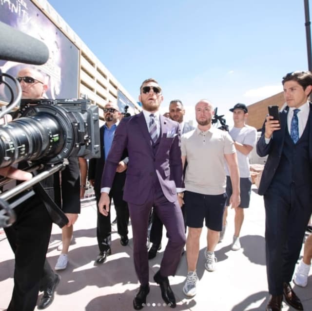 Conor McGregor chega para superluta com Floyd Mayweather em Las Vegas