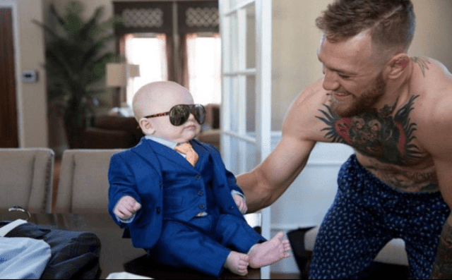 Conor McGregor posa ao lado do filho, Conor Jack McGregor