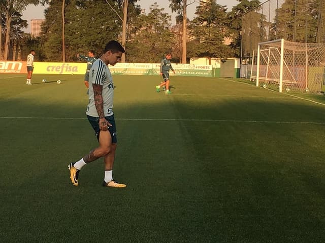 Dudu deixa o campo após o treino desta sexta-feira