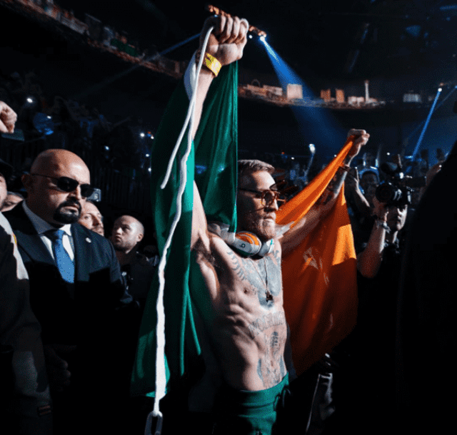 Conor McGregor é campeão dos leves do UFC