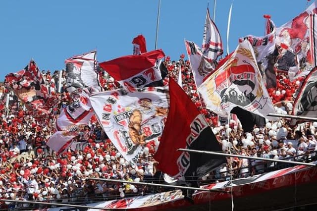 Festa da torcida do São Paulo em treino no Morumbi