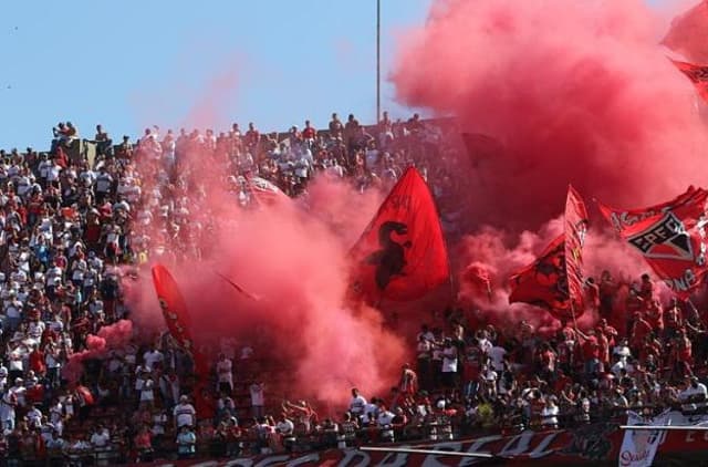 Festa da torcida do São Paulo em treino no Morumbi