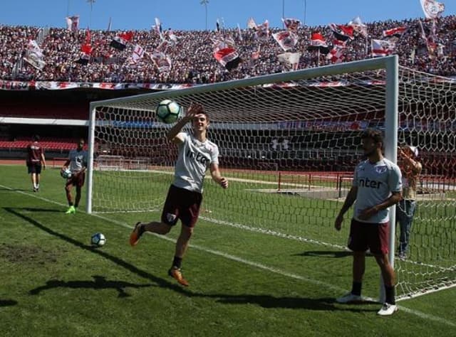 Festa da torcida do São Paulo em treino no Morumbi