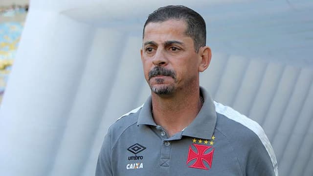 Valdir Bigode foi o treinador do Vasco neste sábado de forma interina. Confira a seguir imagens da vitória sobre o Flu