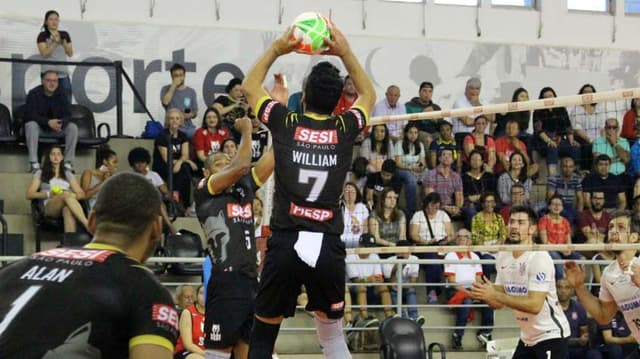 Vôlei masculino do Sesi-SP vence mais uma no Paulista e segue invicto