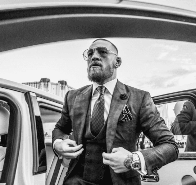 Conor McGregor chega com terno de linha para superluta com Floyd Mayweather