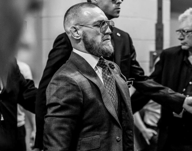 Conor McGregor chega para superluta com Floyd Mayweather