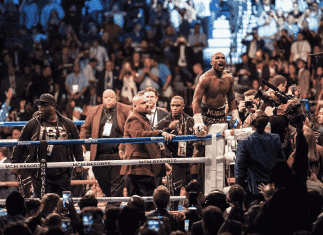 Floyd Mayweather comemora vitória por nocaute contra Conor McGregor