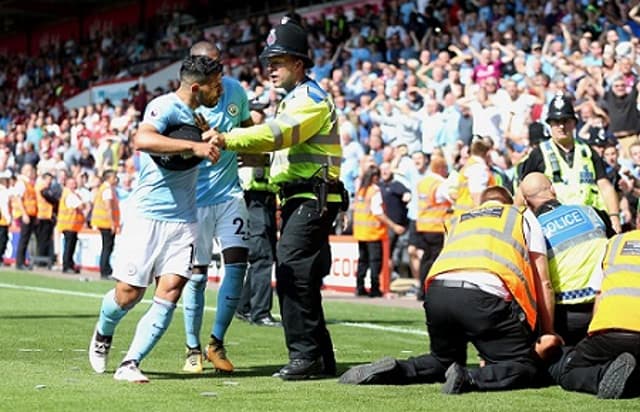 Aguero sendo contido por policial após discutir com segurança do Bournemouth