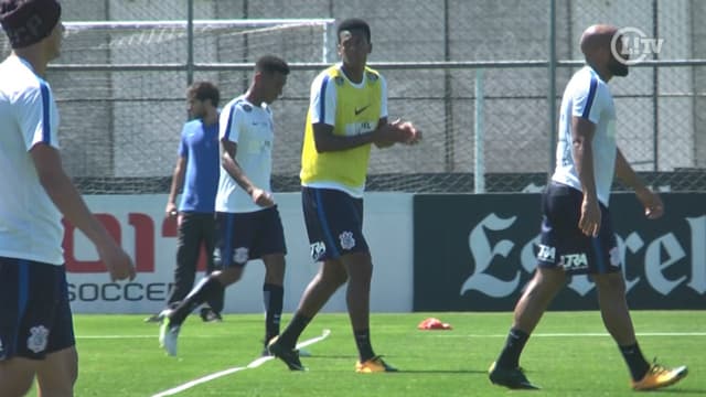 Jô sobra e faz três em treino com reservas do Corinthians