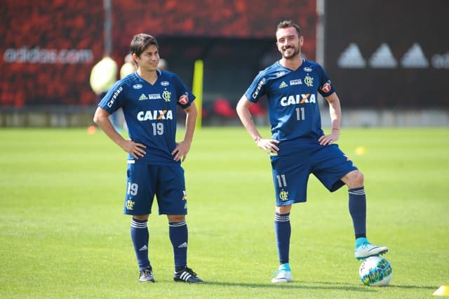 Conca e Mancuello em treino. Dupla viajou para enfrentar o Paraná