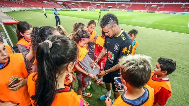 Neymar, Dani Alves e companhia alegram a garotada