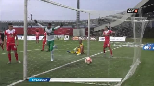 Loco Abreu marca golaço com direito a dois chapéus na segunda divisão chilena