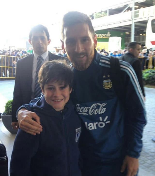 Messi tira foto com pequeno torcedor