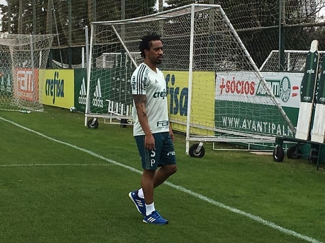 Arouca, sem as antigas trancinhas, trabalhou no gramado da Academia