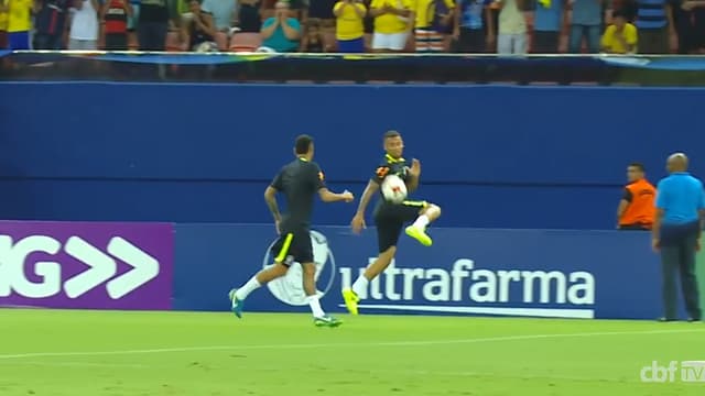 Neymar e Jesus atravessam o campo fazendo altinha