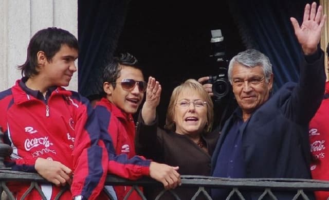 (Dir. a esquerda) Cristopher Toselli, Alexis Sánchez, a presidente Michelle Bachelet e José Sulantay