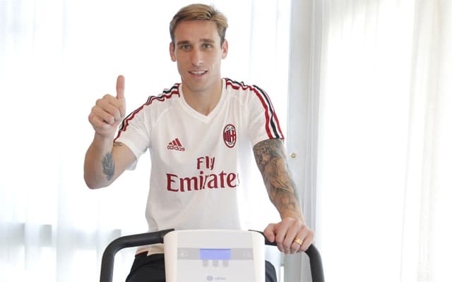 Lucas Biglia com a camisa do Milan