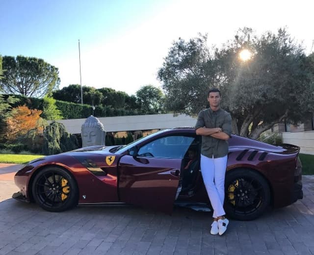 Cristiano Ronaldo posta foto com nova Ferrari