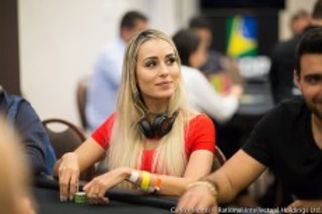 Ex-BBB Letícia Santiago foi uma das celebridades que jogaram torneio do BSOP Foz