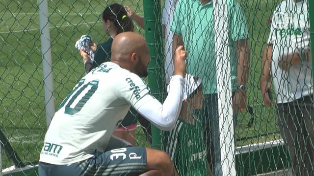 Felipe Melo atende torcedores após treino do Palmeiras