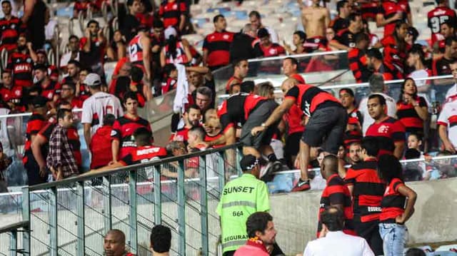 Torcedores invadiram setor Norte antes da bola rolar