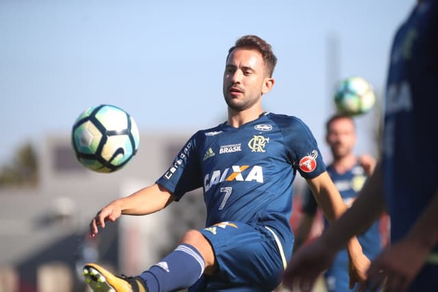 Everton Ribeiro tenta recuperar espaço no Flamengo