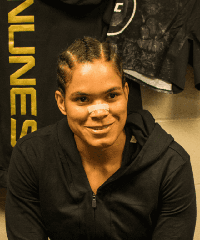 Amanda Nunes manteve cinturão no UFC 215