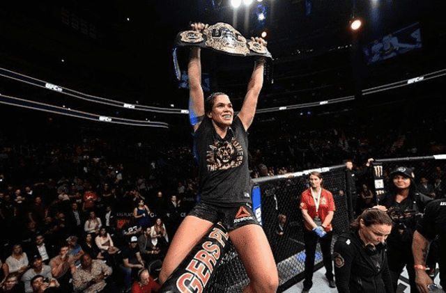 Amanda Nunes manteve cinturão no UFC 215