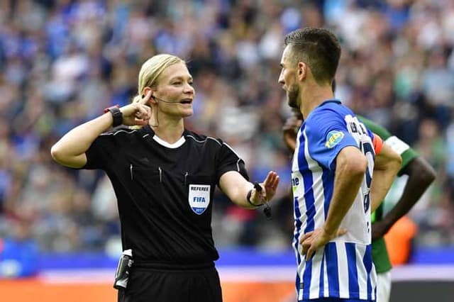 Hertha Berlim x Werder Bremen - Bibiana Steinhaus, árbitra do jogo