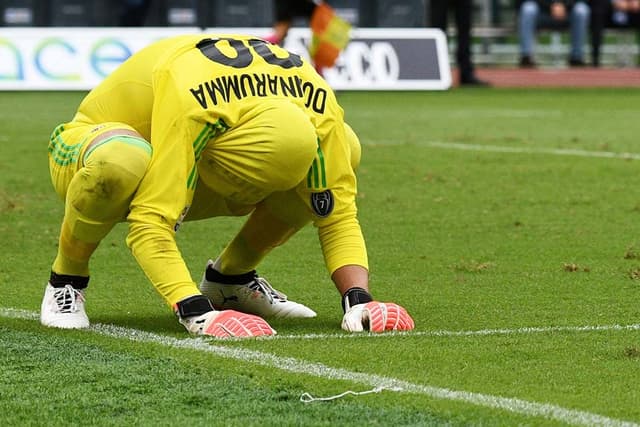 O goleiro do Milan Gianluigi Donnarumma tenta 'se esconder' com vergonha após a goleada