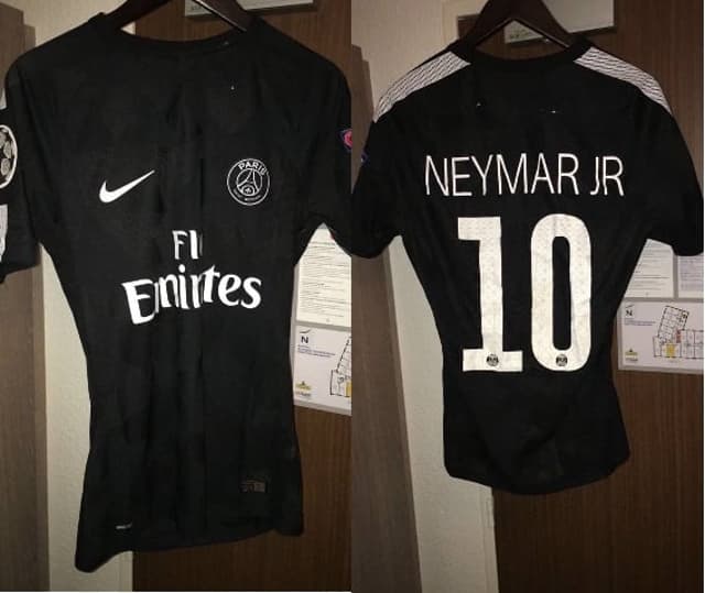 Neymar doa camisa para fundação da esposa de Kenny Dalglish