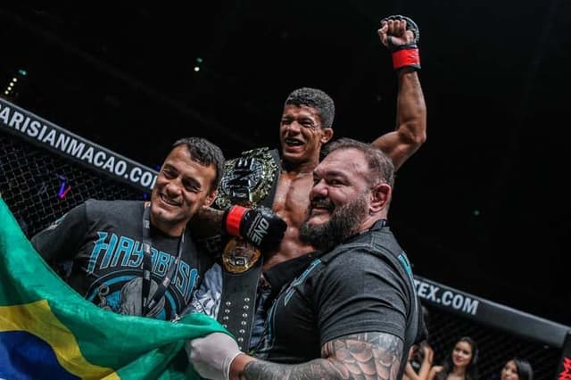 Adriano Moraes é campeão peso-mosca do One FC