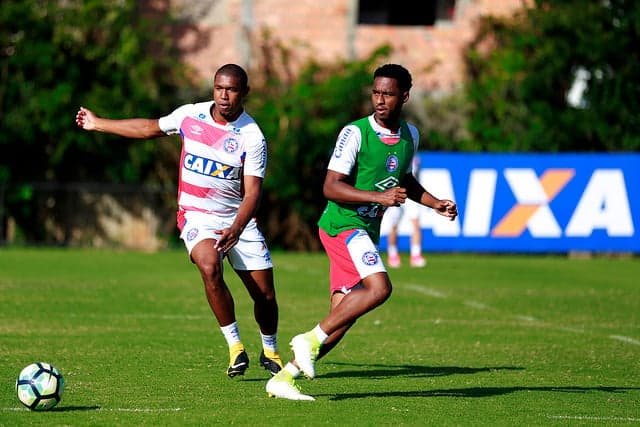 Matheus Sales (à direita) em treino no Bahia