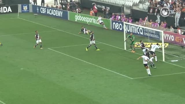 Jô marca gol polêmico na Arena Corinthians